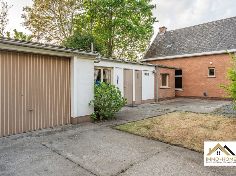 Deze te renoveren woning bevindt zich in landelijk gebied, met veel groen in de directe omgeving. Vooraan de woning bevindt zich een leefruimte en een