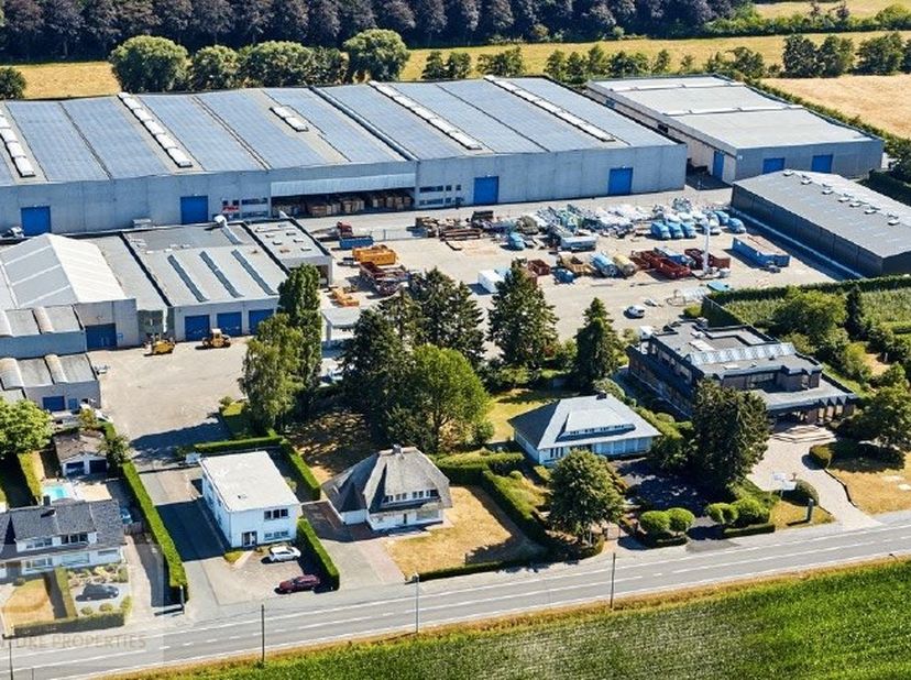 Magazijn van 2000 m² met:&lt;br /&gt;
&lt;br /&gt;
500 m² laadsas&lt;br /&gt;
350 m² overdekte luifel&lt;br /&gt;
350 m² overdekte laadkade&lt;br /&gt;
&lt;br /&gt;
3 laadbruggen&lt;br /&gt;
6