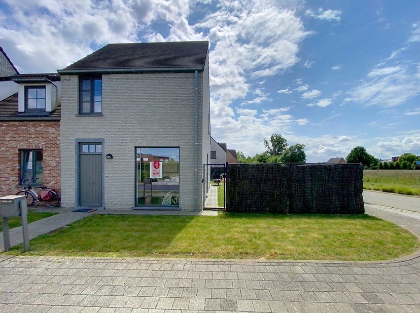 LIEU:&lt;br /&gt;
Cette maison offre une combinaison idéale de calme et d&#039;accessibilité. Situé dans un quartier résidentiel calme, à proximité des commerces