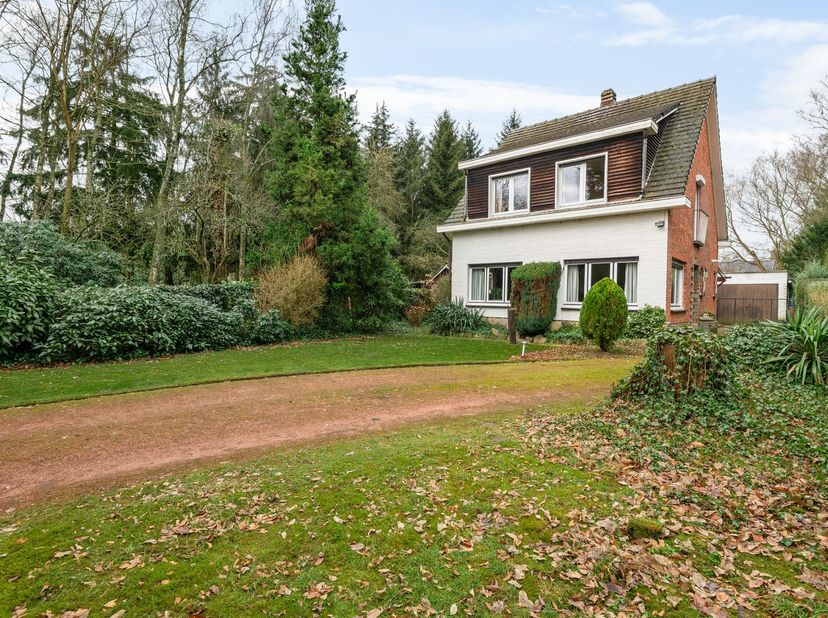 Deze te renoveren woning is gelegen in een zeer rustige en groene omgeving nabij het park van Schilde. De woning beschikt over een inkomhal. Leefruimt