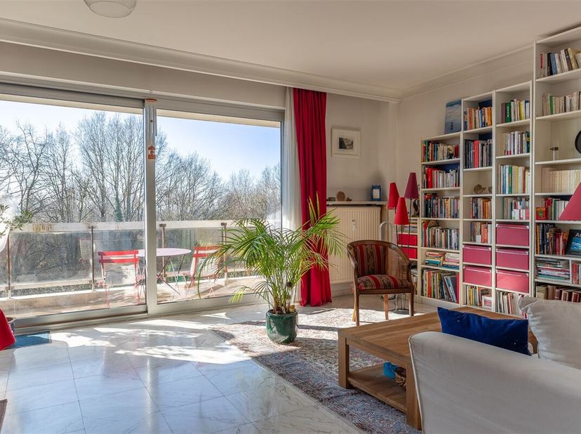 Property One, votre partenaire immobilier à Uccle, vous propose un lumineux appartement 3 façades idéalement situé, à deux pas du Lycée Français, dans