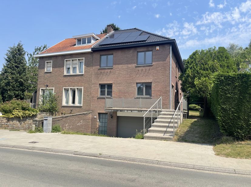 KRAAINEM, in een rustige wijk op 1800m van de metro, mooi huis op de eerste verdieping (190m²) (4bed/2bath/2bath) met terras, tuin en garage. Het omva