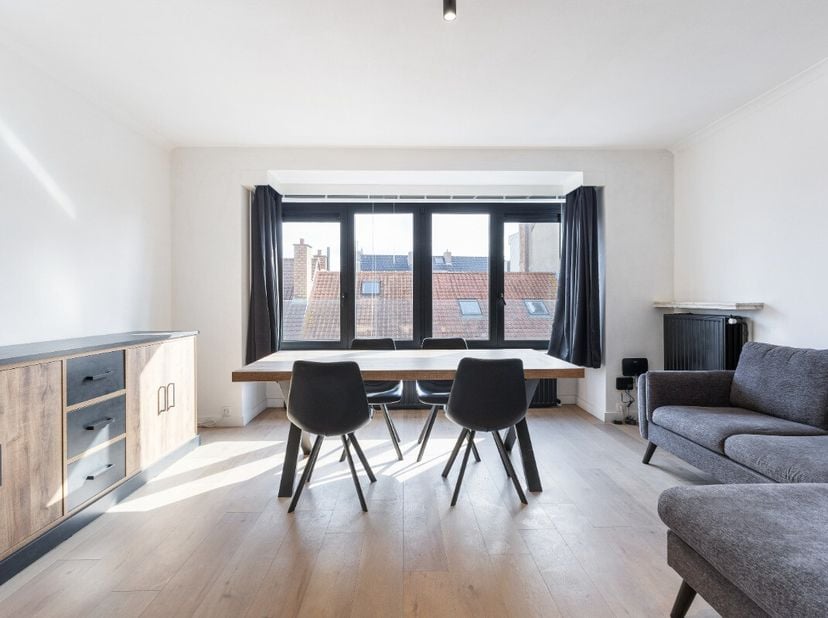 À vendre : Appartement lumineux avec 2 chambres à Ostende Découvrez cet appartement récemment rafraîchi, parfait comme résidence principale ou comme b