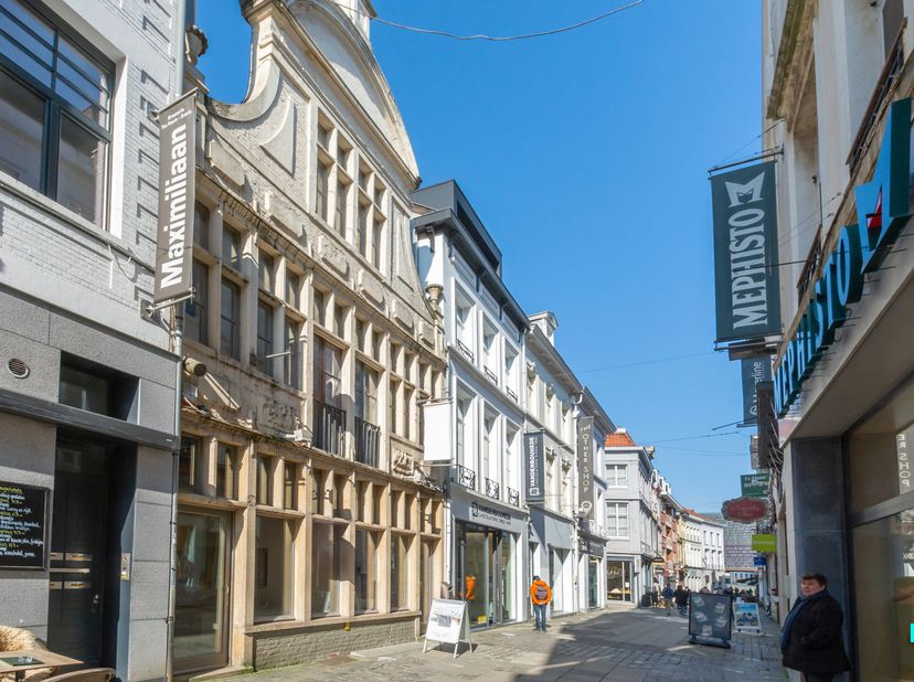 Dit uniek handelspand met drie verdiepen is gelegen op een commerciële toplocatie en beschikt over een bruikbare vloeroppervlakte van ca. 82 m². De st