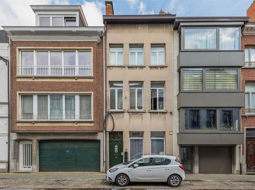 Ruime Art Nouveau woning met 5 slaapkamers en stads koer in centrum Lier.&lt;br /&gt;
Deze ruime woning, gebouwd in ca 1850, werd door de jaren heen perfect