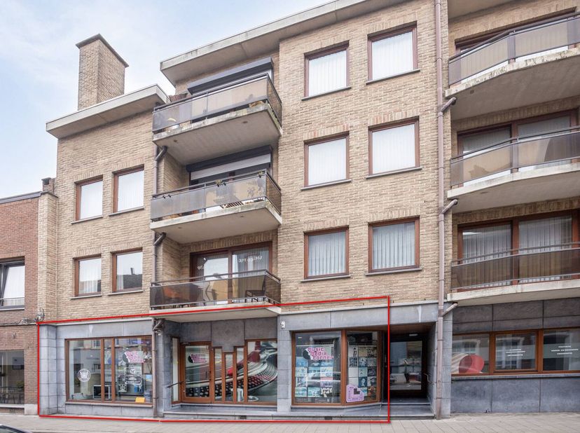 Propriété commerciale avec appartement à vendre à Boom.&lt;br /&gt;
Disposition:&lt;br /&gt;
- espace commercial &lt;br /&gt;
- rangement&lt;br /&gt;
- 2 chambres&lt;br /&gt;
- sal