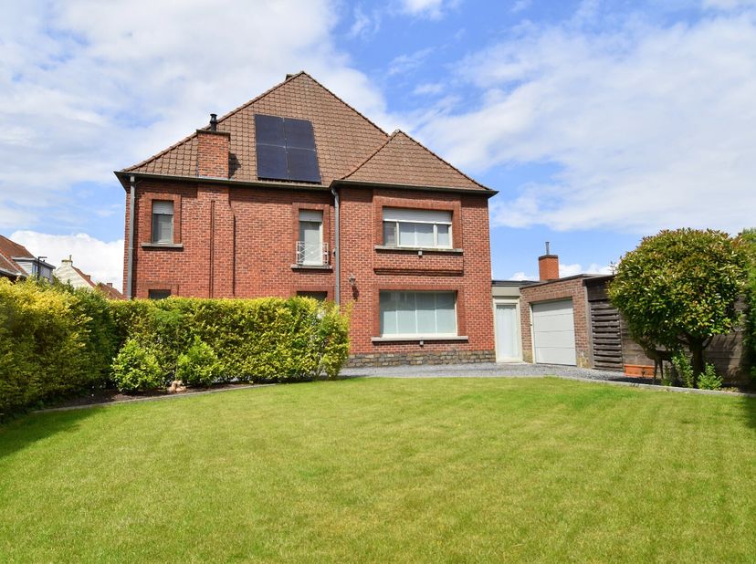 Op zoek naar een ruime en lichtrijke woning met tal van troeven? Deze charmante halfopen bebouwing op een hoekperceel in Kuurne biedt het allemaal!&lt;br