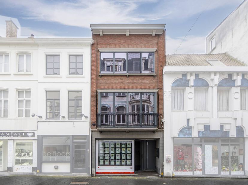 Huis te koop te centrum Kortrijk.&lt;br /&gt;
Dit vernieuwd huis werd volledig onder handen genomen en met smaakvolle materialen opnieuw ingericht. Prachtig