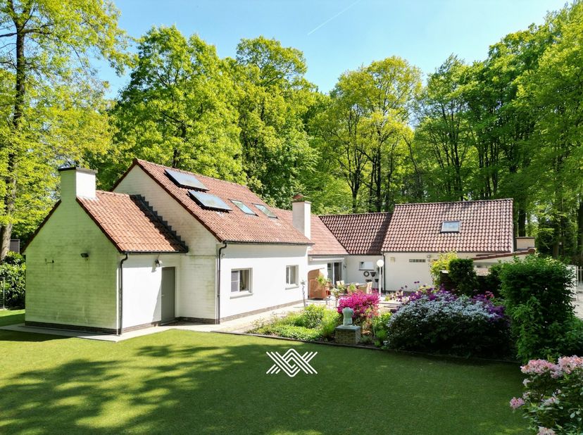 Deze karaktervolle villa is gelegen op een ruim perceel van 3.064 m², in het Beukenpark te Aalter. Deze residentiële wijk staat bekend om haar rustige
