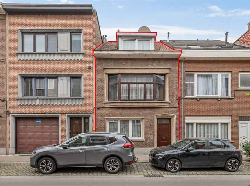 Charmante woning met 4 slaapkamers en tuin op gunstige locatie! &lt;br /&gt;
Ligging: Deze woning met veel potentieel is centraal gelegen nabij de Bredabaan