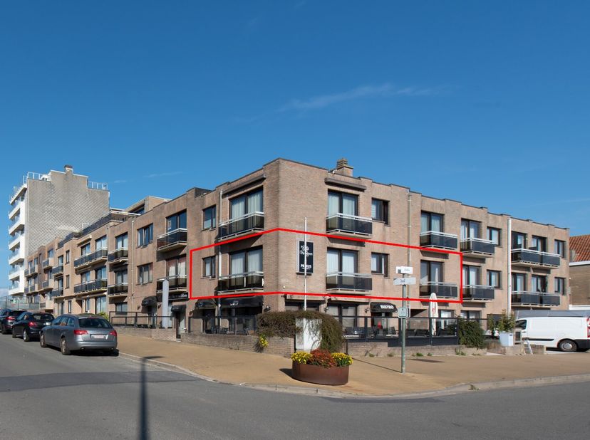 Au premier étage, vous trouverez un salon spacieux et lumineux avec à la fois un coin salon confortable et un coin repas. Sortez sur la terrasse et pr