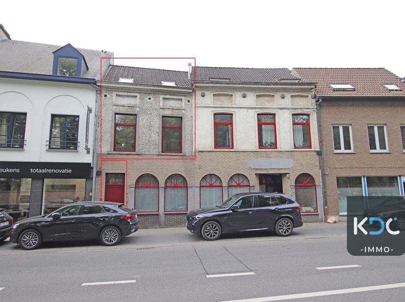Aangenaam duplex-appartement met terras gelegen in het centrum van Overijse, dichtbij openbaar vervoer en alle nodige voorzieningen.&lt;br /&gt;
Gelijkvloer
