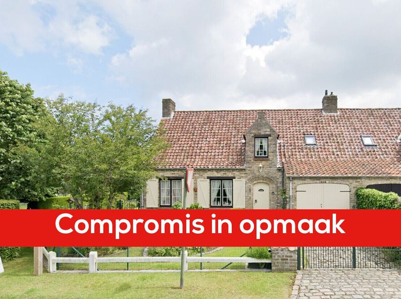 Schattig villaatje, vlakbij zee en de Espero. Halfopen bebouwing, inkom, gastentoilet, woonkamer, keuken, gelijkvloerse slaapkamer, garage- op verdiep