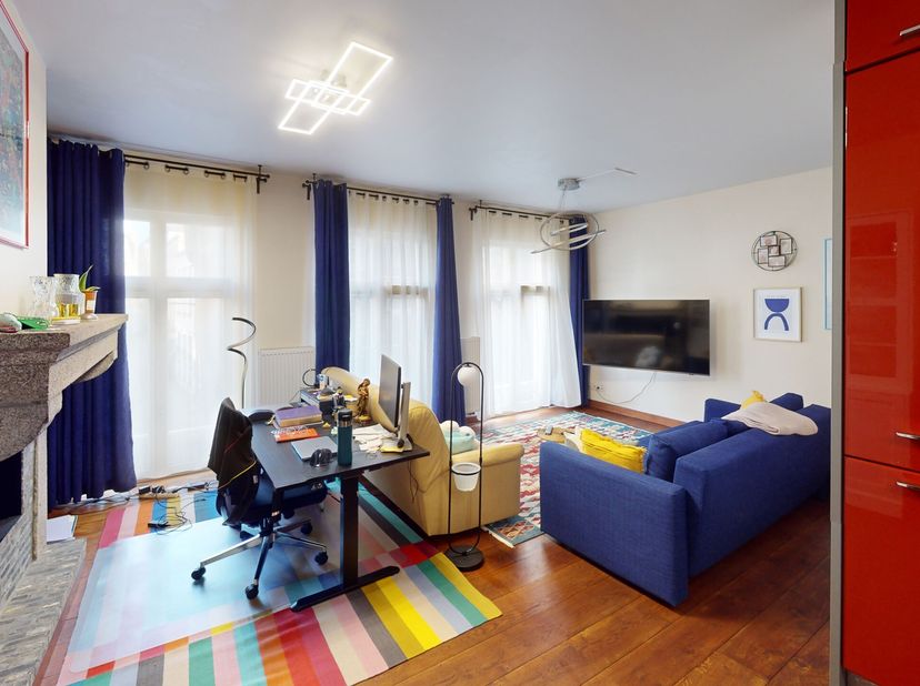 Charmant appartement op de 1ste verdieping in een kleinschalig gebouw op centrale ligging nabij de Kathedraal.&lt;br /&gt;
Lichte leefruimte met mooie gevel
