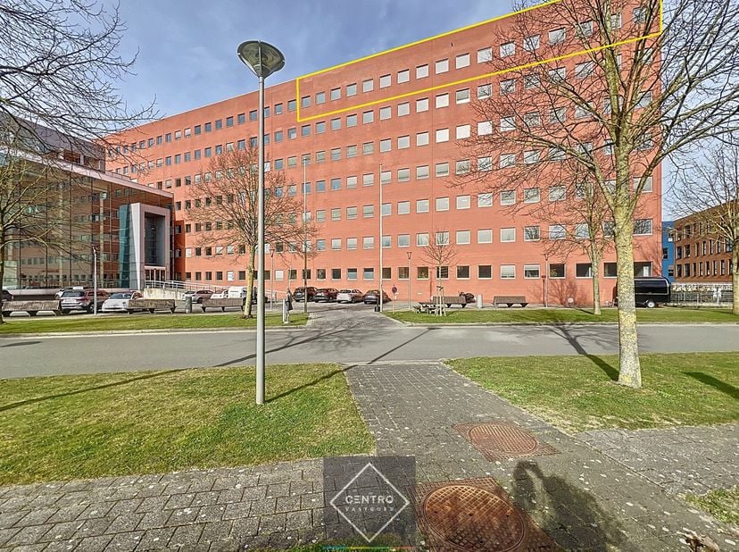 INDELING:&lt;br /&gt;
Zesde verdieping:&lt;br /&gt;
Trappenhal + lift - landschapsbureel - sanitair m/v.&lt;br /&gt;
&lt;br /&gt;
AFWERKING:&lt;br /&gt;
Bevloering in vasttapijt -