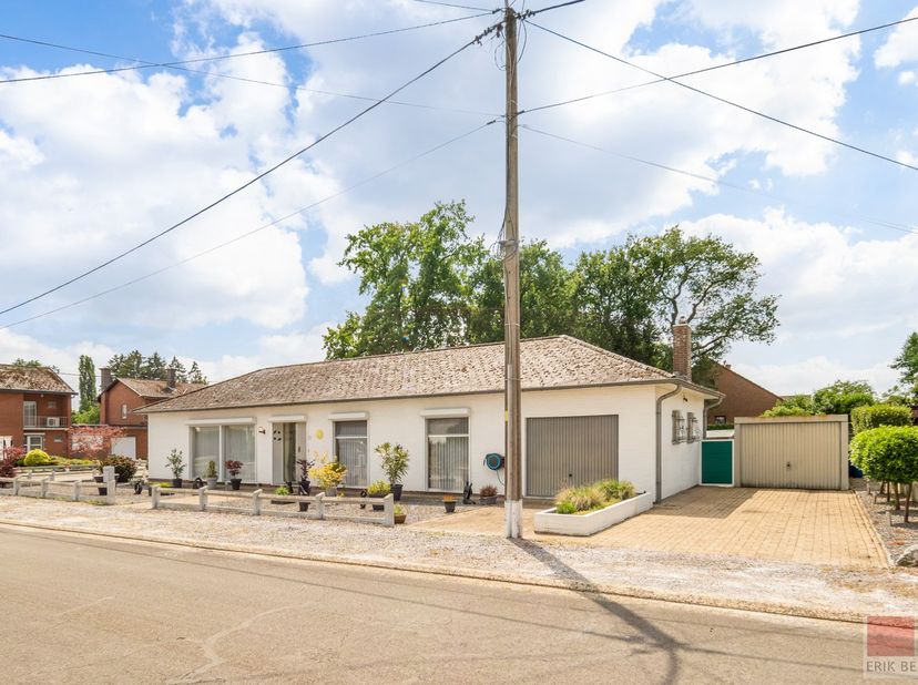 Deze op te frissen bungalow van circa 130 m² is gelegen in een rustige, groene wijk van Genk, ideaal voor wie houdt van rust. &lt;br /&gt;
De woning is voor