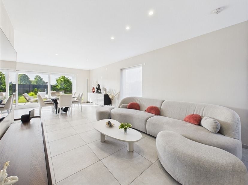 À vendre à Estaimbourg, dans un quartier prisé où le calme et la nature sépousent à merveille, cette magnifique maison offre un cadre de vie rare, mêl