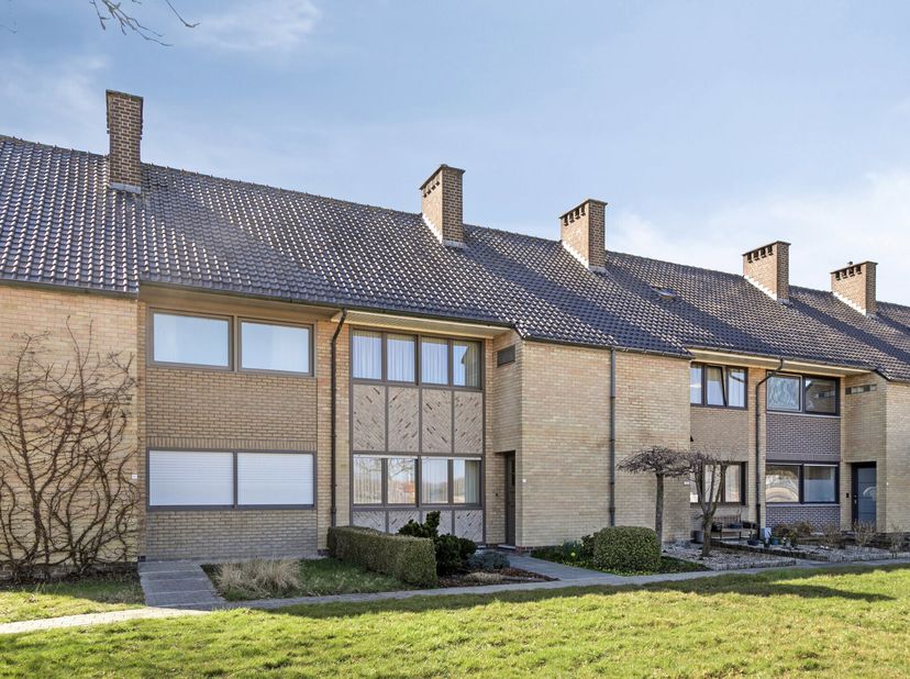 Gezellige instapklare woning bestaande uit hal, apart toilet, ruime living met halfopen recente en volledig ingerichte keuken, aparte berging en veran