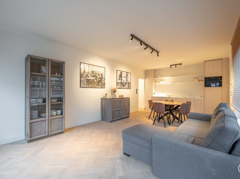 Aangenaam HOEK-handelspand gelegen op de hoek van de Zoutelaan en de Montgomerylaan te Knokke.&lt;br /&gt;
Indeling:&lt;br /&gt;
Aparte individuele inkomhall, moo