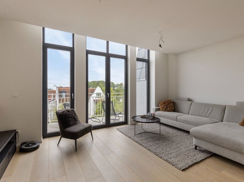 Bent u op zoek naar een zonovergoten en ruim 2-slaapkamerappartement in Knokke (Duinenwater)? Dit schitterende nieuwbouwappartement op de derde verdie