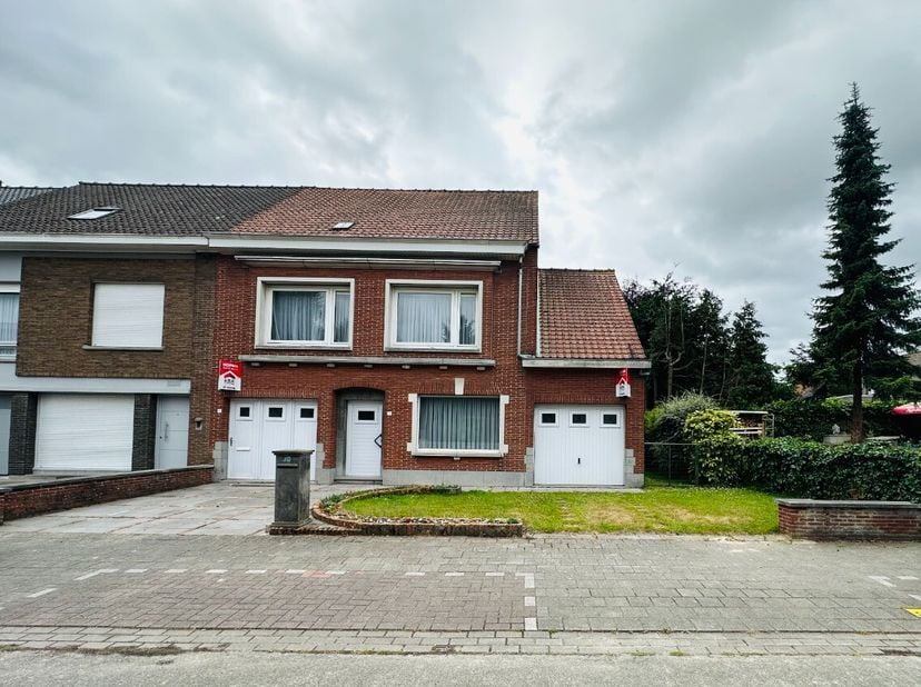 Halfopen woning met 4 slaapkamers, 2 garages en zuidgerichte tuin BeschrijvingDeze ruime halfopen woning is gelegen in een rustige straat en beschikt