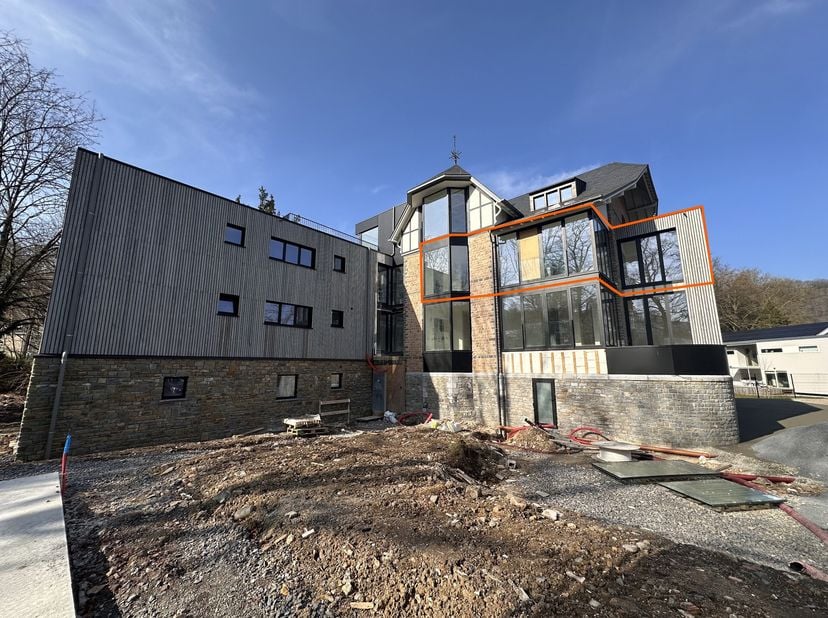 Logement 8 au 2e étage de ± 136 m² :&lt;br /&gt;
 - Hall dentrée sur carrelage avec wc indépendant (WC suspendu),&lt;br /&gt;
- Séjour sur carrelage avec espace c