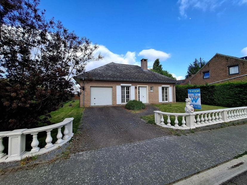Bienvenue dans cette maison de plain-pied étonnamment spacieuse, située au calme dans la Leuvenstraat 22 à Herent.&lt;br /&gt;
La maison dispose de quatre c