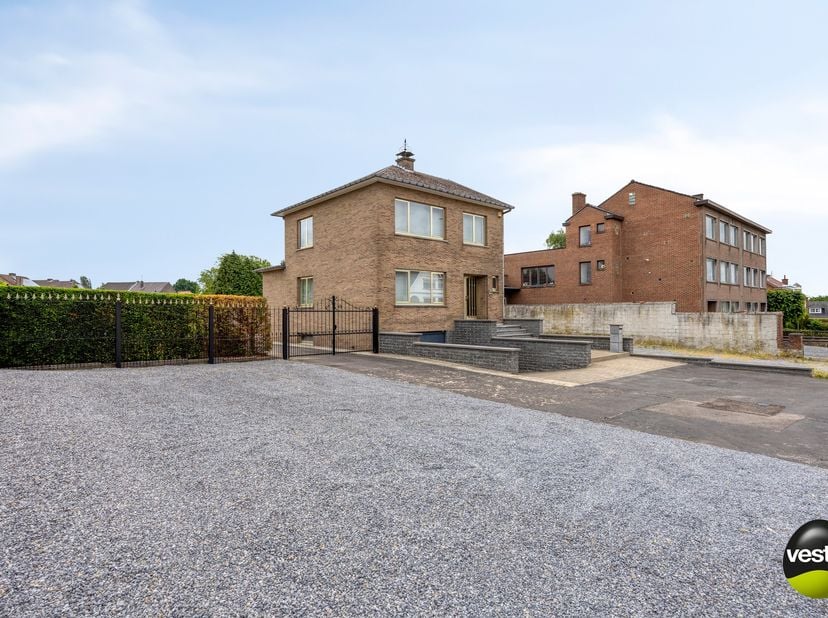 Halfopen bebouwing op riant perceel van 25a41ca – ideaal voor gezinnen of ondernemers!&lt;br /&gt;
Bent u op zoek naar een woning met véél ruimte, zowel bin