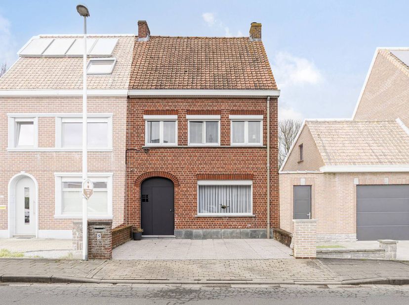 Maison à vendre à Kasteelweg 5 à Vlamertinge. Cette maison dispose de 3 chambres, d&#039;un grenier spacieux, d&#039;un joli jardin et d&#039;un garage avec sortie.
