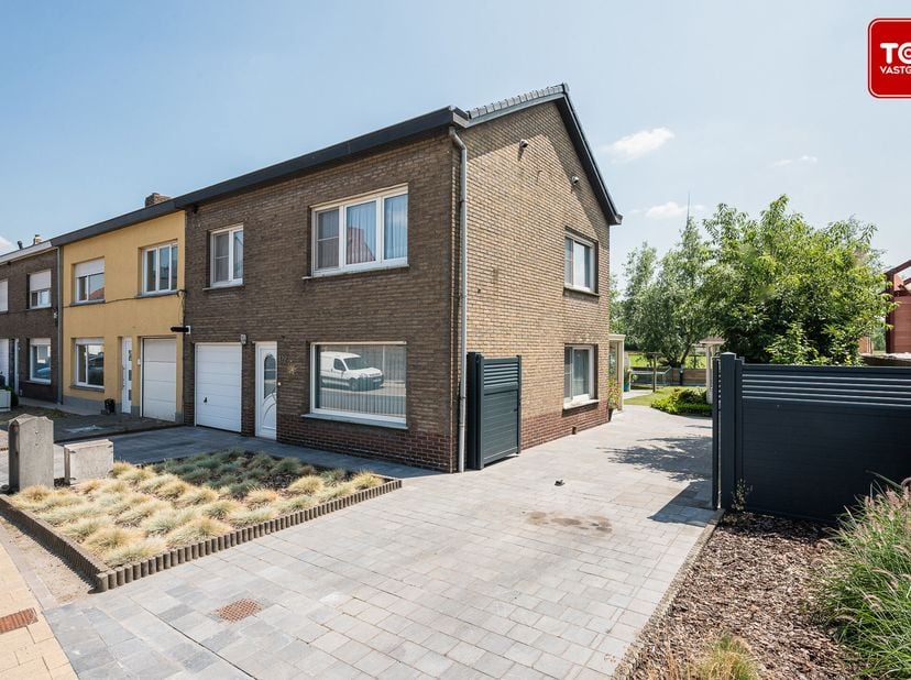 Deze instapklare woning is gelegen in een rustige, maar vlot bereikbare buurt. Op wandelafstand van het centrum van Ertvelde geniet u van een uitsteke