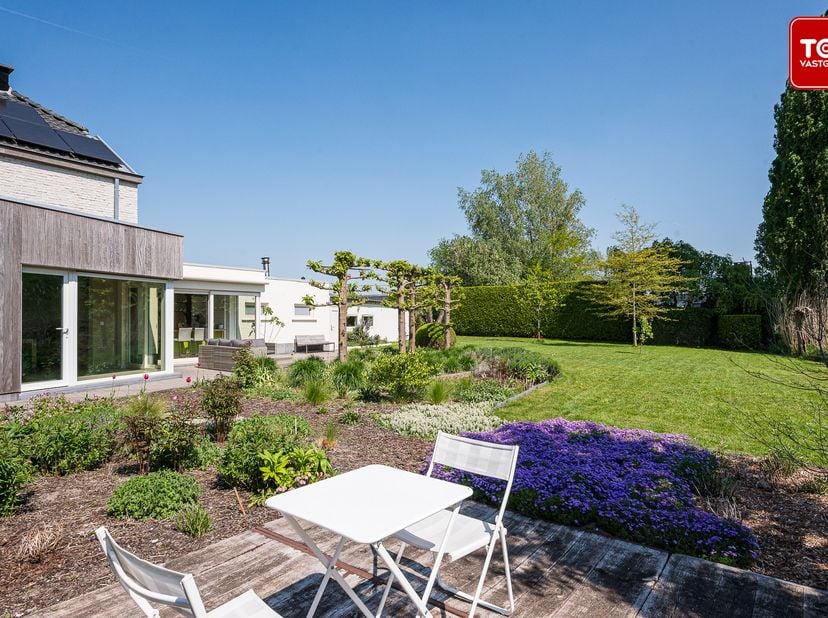 Deze instapklare woning is ideaal gelegen in een rustige, doodlopende straat – perfect voor wie houdt van privacy. Tegelijk profiteer je van een uitst