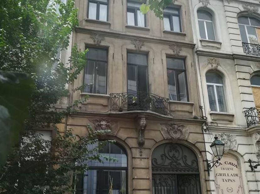 MAISON à l&#039;avant (+/- 350m²) et ATELIERS à l&#039;arrière (+/- 500m²) : &quot;immeuble de rapport&quot; (= situation &quot;de fait&quot; !) (= situation locative, irrégulière