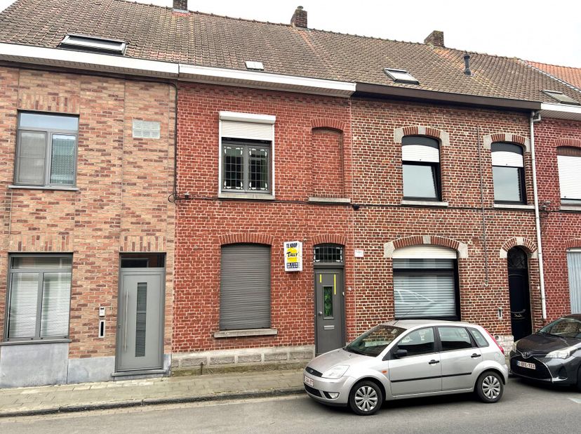 Te renoveren rijwoning met veel potentieel! Op het gelijkvloers vind je een voorplaats, living, keuken, badkamer, apart toilet, berging en een veranda