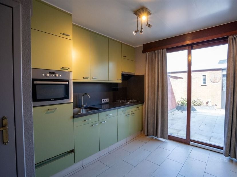 Découvrez cette charmante propriété à Kieldrecht, idéale pour ceux qui recherchent une maison confortable avec du potentiel. Cette maison familiale of