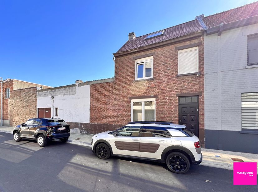 Gezellige rijwoning met 2 slaapkamers en terras, te Bredene. Uitstekend gelegen in een rustige straat en vlakbij Spuikom, sportcentrum, shoppingcenter