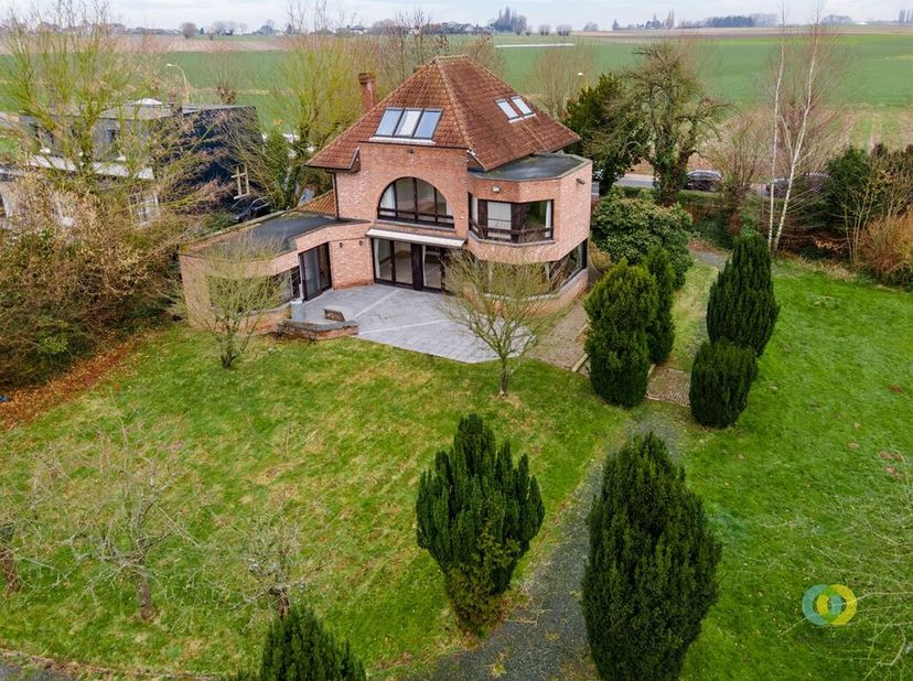 Karaktervolle villa, gelegen in een uitgestrekte parktuin, die zowel rust als privacy biedt. De indrukwekkende leefruimte (90m²) baadt in het licht da