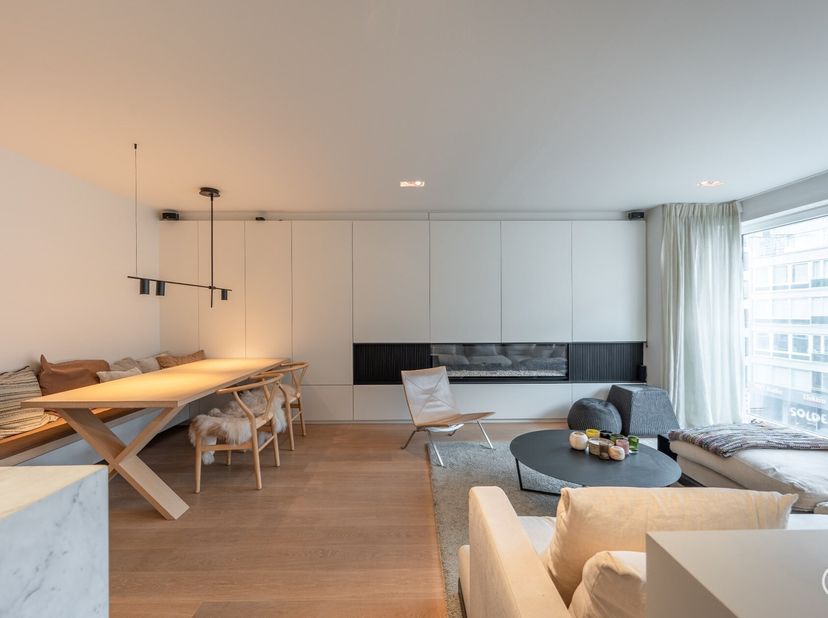 Appartement de plus de 2 chambres avec une belle façade situé au centre de la Lippenslaan à Knokke.&lt;br /&gt;
Disposition :&lt;br /&gt;
hall d&#039;entrée avec toile
