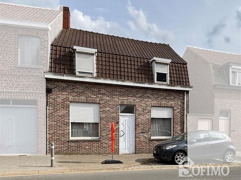 Op te frissen woning met tuin in het prachtige Mesen&lt;br /&gt;
De woning is als volgt ingedeeld;&lt;br /&gt;
Gelijkvloers: inkomhal, woonkamer met open, ingeric