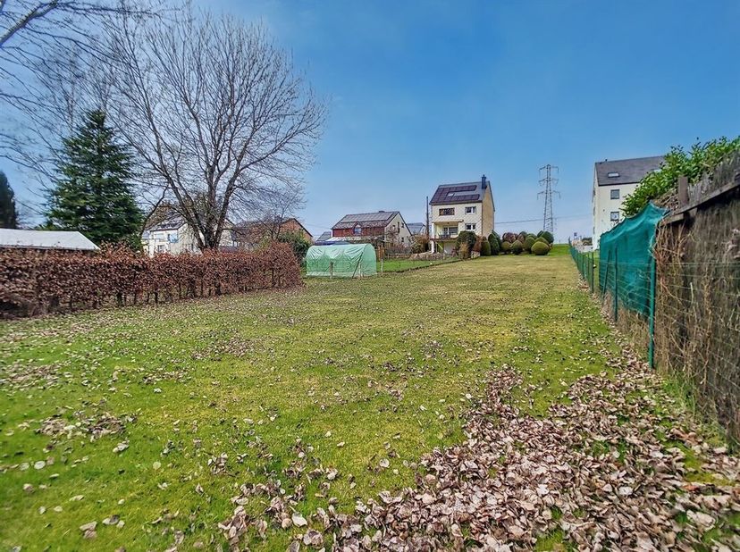 W Immobilière vous propose à Stockem (Arlon) une belle parcelle à bâtir d&#039;une contenance de 9a 41ca. Ce terrain développe une largeur en façade de 12