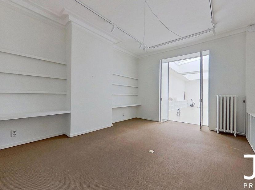 Gelegen in de wijk Sablon, biedt J&amp;J Properties u dit commerciële pand op de begane grond met een oppervlakte van 95 m². Het pand beschikt tevens over
