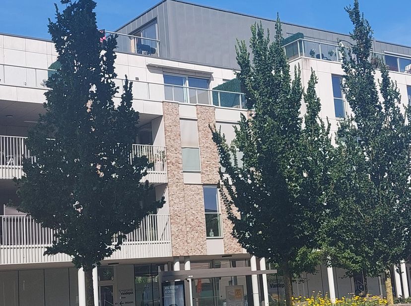 Mooi appartement gelegen op een top locatie in het midden van het centrum van Maasmechelen. Winkels, gezellige terrasjes, ... alles op wandelafstand b