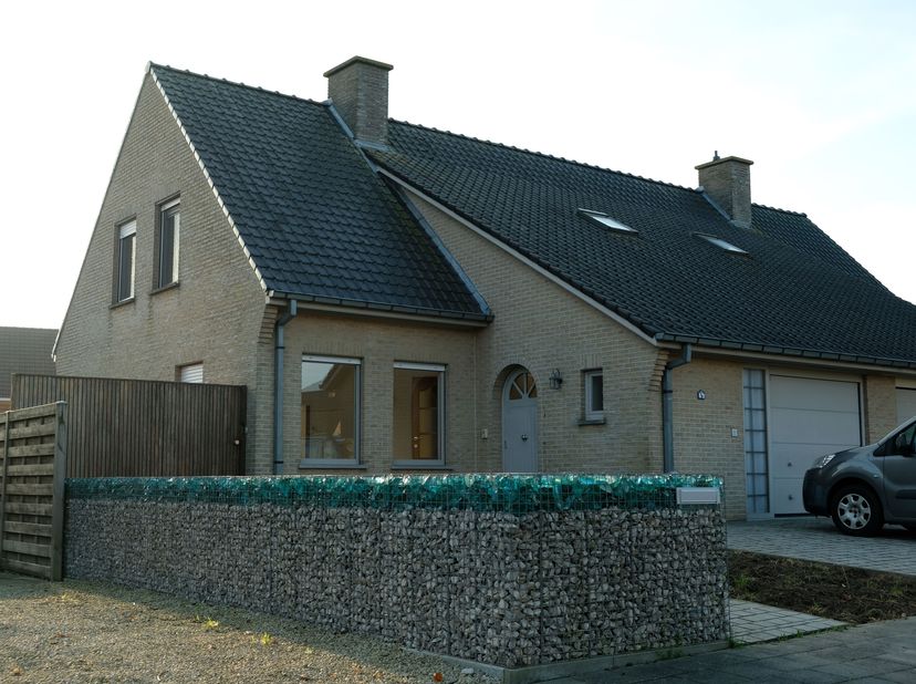 Très belle maison située au centre et au calme.&lt;br /&gt;
Au centre de Geluwe, vous trouverez cette maison avec 3 chambres, garage et jardin.&lt;br /&gt;
L&#039;inst