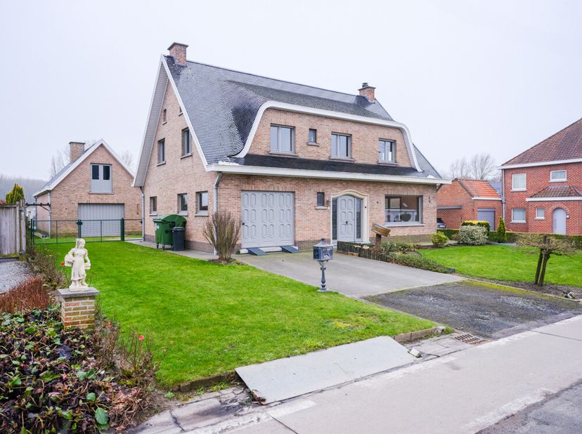 RUIME ALLEENSTAANDE WONING MET TUIN EN GARAGE &lt;br /&gt;
  &lt;br /&gt;
 Indeling:  &lt;br /&gt;
Binnenkomen doe je in de ruime inkomhal met toilet.  &lt;br /&gt;
Deze leid