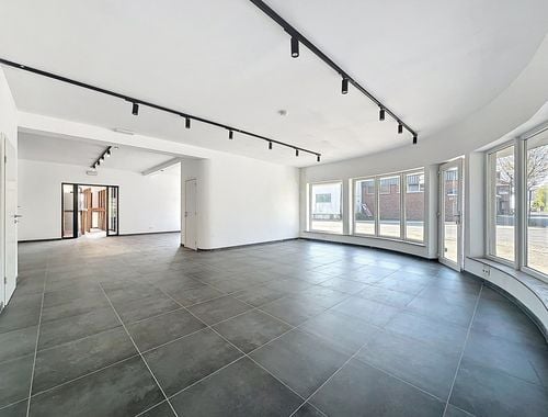                                         Commercieel Gebouw te huur in Ath, € 2.500
