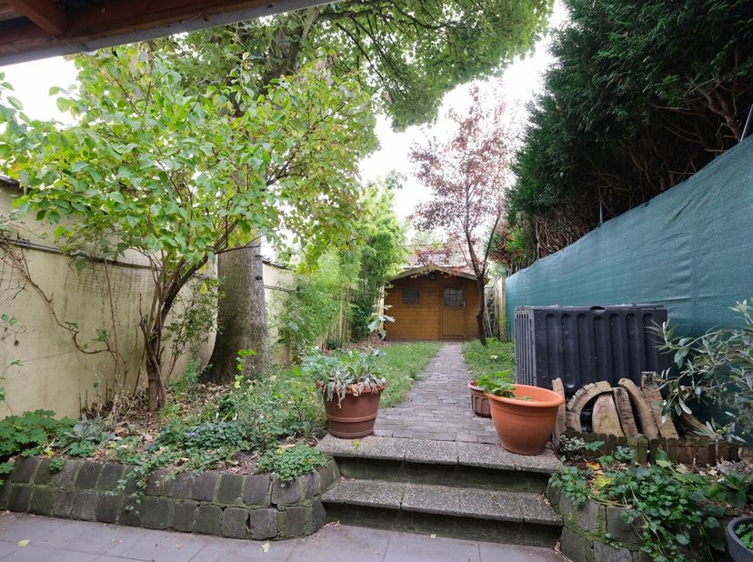 MOLENBEEK-ST-JEAN - REF : 6702964 : Dans une rue calme, proche de toutes les commodités, nous vous proposons ce duplex avec un beau jardin. L&#039;étage du