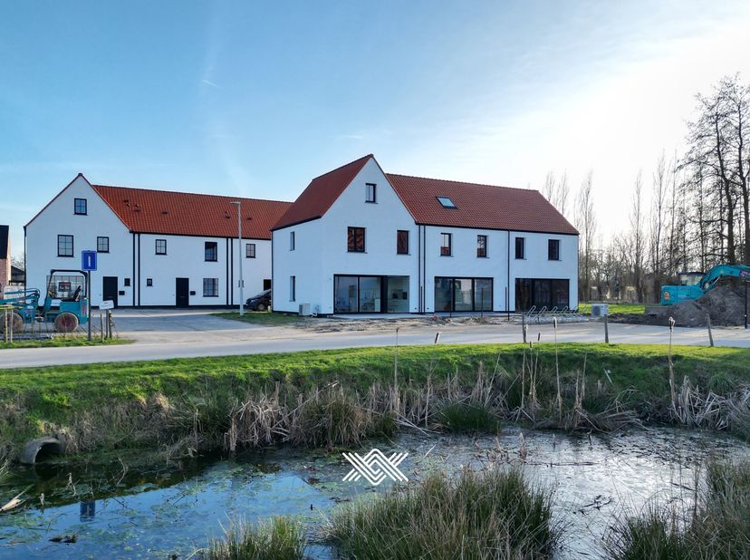 Deze halfopen nieuwbouw woning met 3 slaapkamers en een bewoonbare oppervlakte van 168 m² is gelegen op een perceel van 234,35 m² in de nieuwe verkave