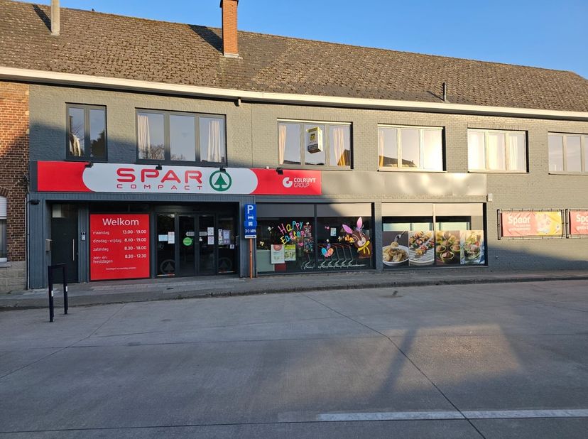 Aan het Moerbekeplein vinden we dit ruim appartement met 3 slaapkamers en een terras (aan de achterzijde).&lt;br /&gt;
&lt;br /&gt;
Indeling van dit appartement:&lt;