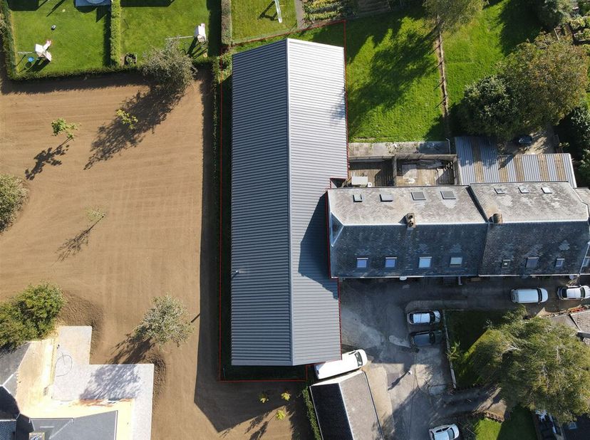 W Immobilière vous propose à Heinsch (Arlon), un entrepôt de 500m². Le bâtiment est composé comme suit: un grand hall facilement aménageable avec port