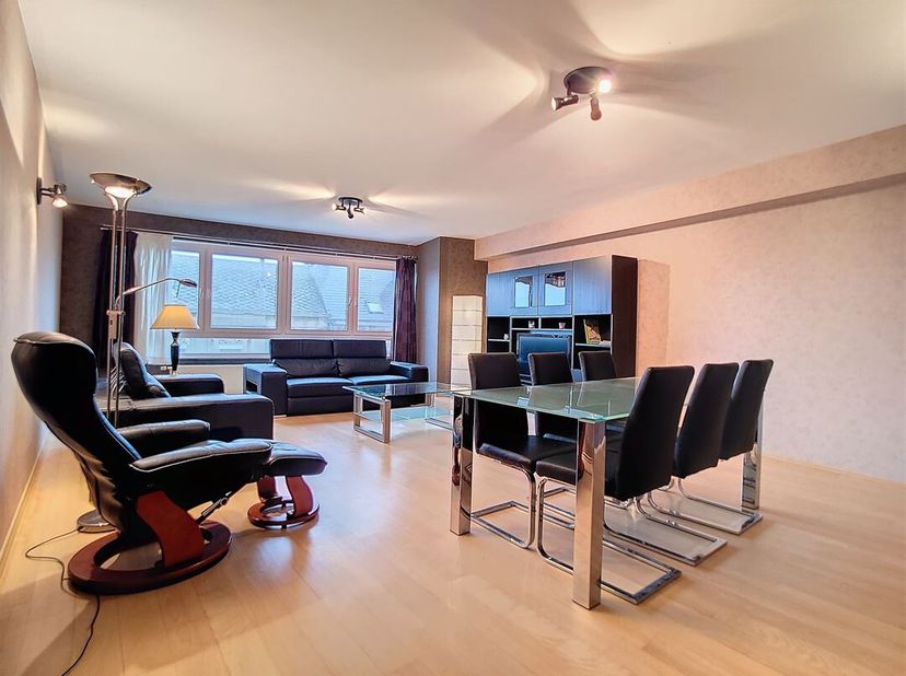 W Immobilière vous propose à Arlon, un spacieux appartement deux chambres d&#039;une superficie de 119 m². Le bien se compose comme suit: hall d&#039;entrée ave