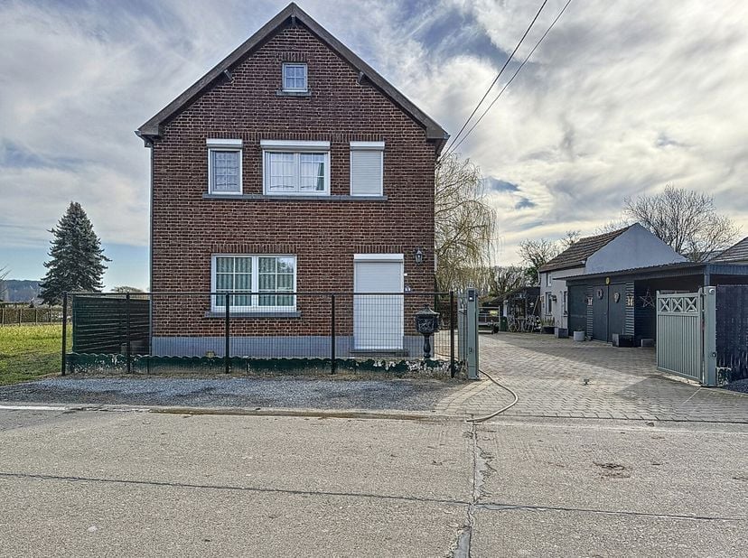 Instapklare woning met ruim bijgebouw te koop!&lt;br /&gt;
Je komt de woning binnen in de inkomhal. Verder heb je een lichtrijke leefruimte met een open keu